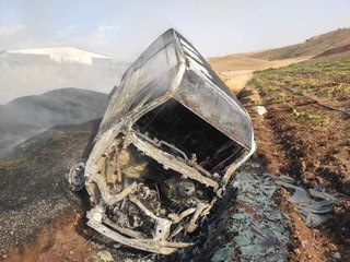 Seyir halindeki minibüs alev aldı