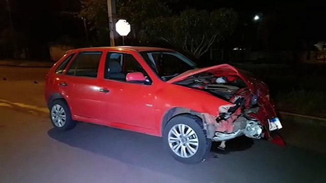 Forte colisão de trânsito deixa veículos danificados no Pacaembu