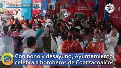 Con bono y desayuno, Ayuntamiento celebra a bomberos de Coatzacoalcos