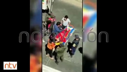 Trasladaron en ambulancia a joven que se lanzó del puente Beijing