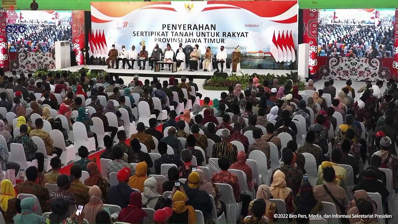 Presiden Jokowi Serahkan Sertifikat Tanah untuk Rakyat