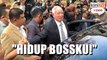 ‘Hidup Bossku’ sambut kelibat Najib di Istana Kehakiman