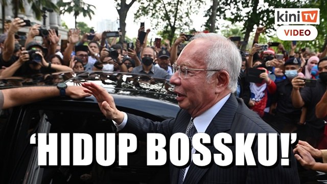 Najib greeted with chants of ‘Hidup Bossku’ at Palace of Justice