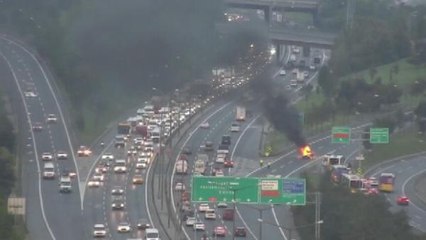 Kağıthane'de minibüsün çarptığı otomobil alev aldı: 1 yaralı