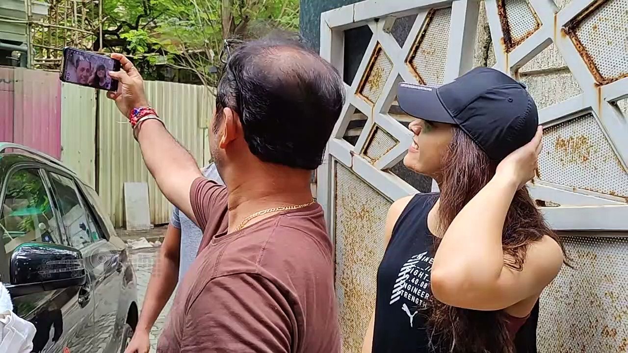 Sara Ali Khan's T-Shirt Grabs Attention, Singer Dhvani Gets UNCOMFORTABLE? Rashmika's Sweet Gesture