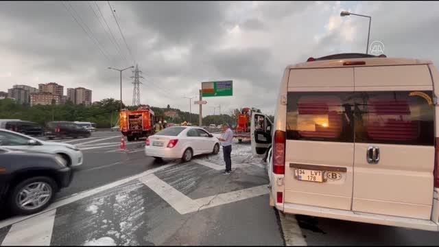 TEM Otoyolunda kaza yapan otomobil yandı