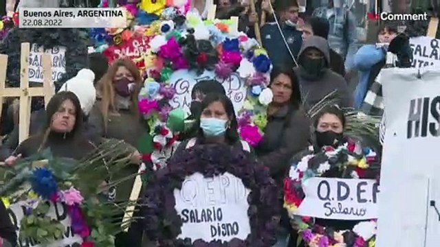 Argentine workers hold 'funeral' for minimum wage