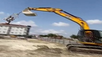 Beylikdüzü'nde işçilerin kepçeyle tehlikeli eğlencesi 