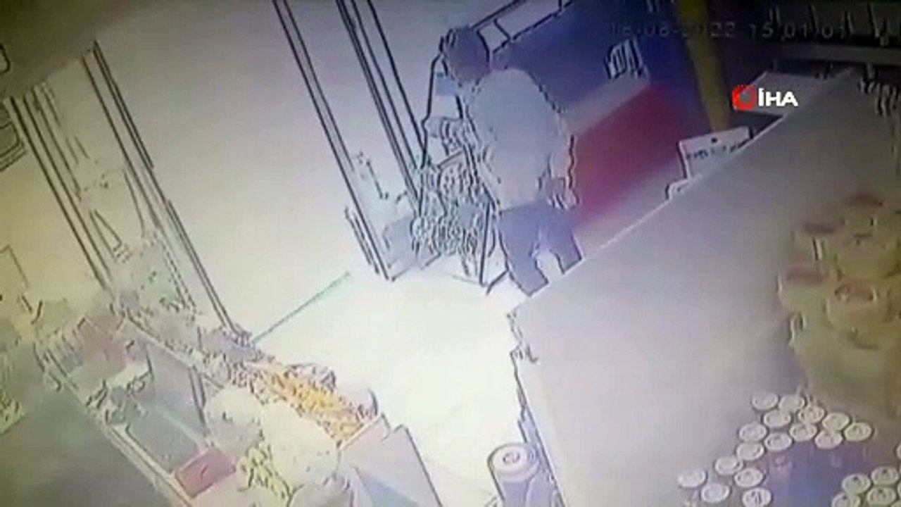 Müşteri gibi geldiği iş yerinde yaptıklarıyla dehşete düşürdü! O anlar görüntülendi