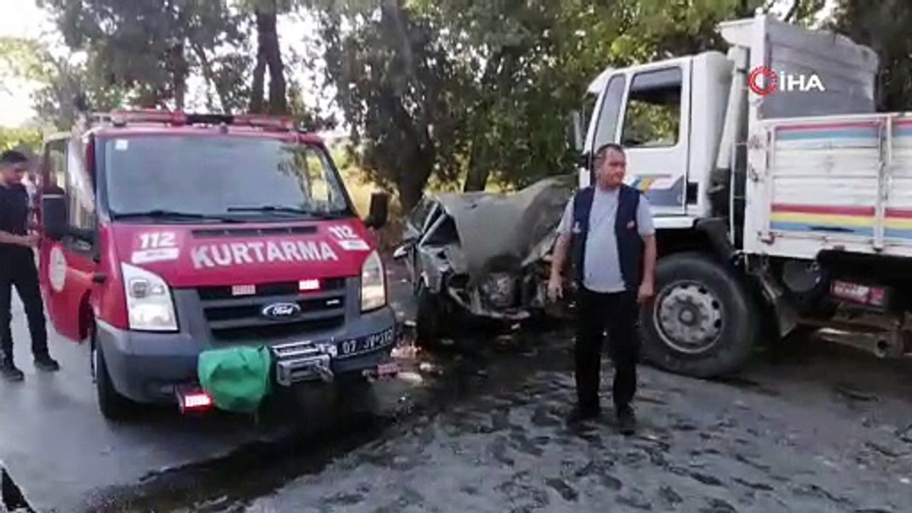 Kamyonun altına giren otomobil hurdaya döndü, araçta sıkışan sürücüyü itfaiye çıkardı