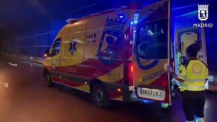 Las impactantes imágenes de un coche robado empotrado en el intercambiador de Plaza Elíptica (Madrid)