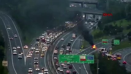 Kağıthane'de minibüsün çarptığı otomobil alev aldı: 1 yaralı