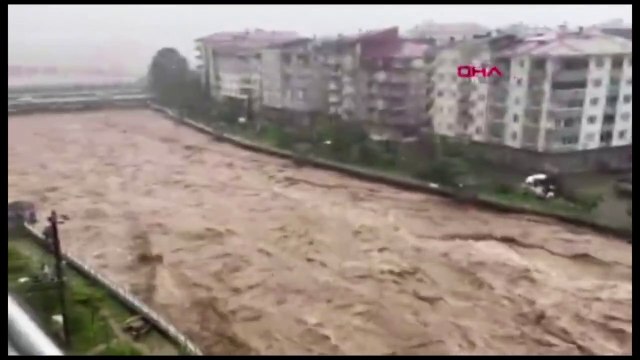 Karadeniz sele teslim: Dereler taştı, ev ve iş yerlerini su bastı