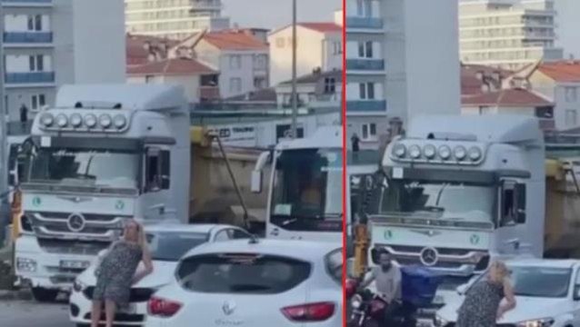 İlginç hareket! Yol ortasındaki kadın araçlara saldırdı polis müdahale bile etmeden uzaklaştı