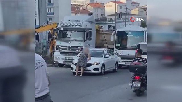 Sevgilisi parasını çalıp darp etti, alkollü kadın yoldan geçen arabalara saldırdı