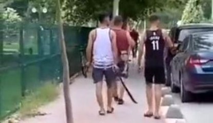 Sokak ortasında kılıçla yürüyen ve paniğe neden olan 3 şahıs set ekibi çıktı