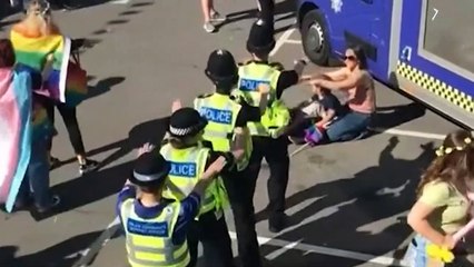 Des policiers anglais dansent la macarena ?