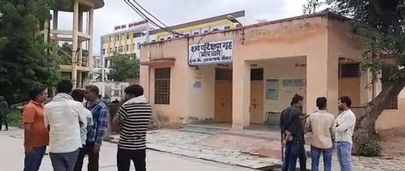 Скачать видео: भीषण हादसा: कार व ट्रक की भिडंत में सेना के जवान व पत्नी की मौत, कार के उड़े परखच्चे