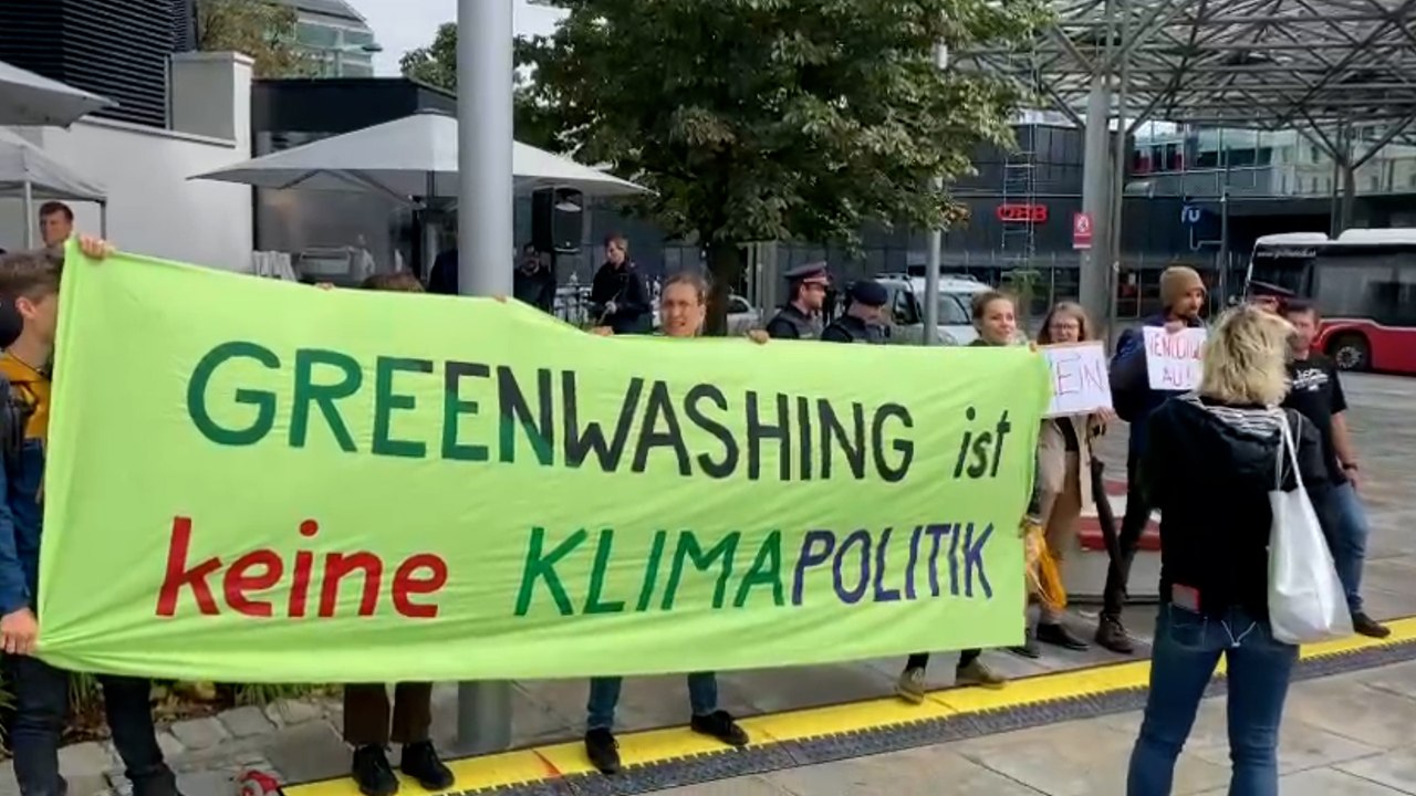 Demonstration am  Praterstern: 'Greenwashing ist ein Verbrechen'
