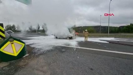 İSTANBUL-KAĞITHANE'DE MİNİBÜSÜN ÇARPTIĞI OTOMOBİL ALEV ALDI: 1 YARALI