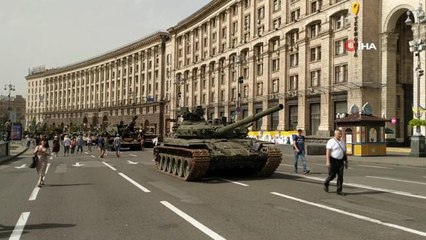 Son Dakika | Kiev'de Rus ordusunun ele geçirilen askeri teçhizatları sergileniyor