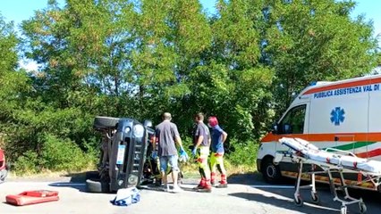 Incidente a Bologna, i vigili del fuoco estraggono il ferito dall'auto