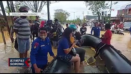 Warga Diseberangi Aparat Pakai Perahu Karet