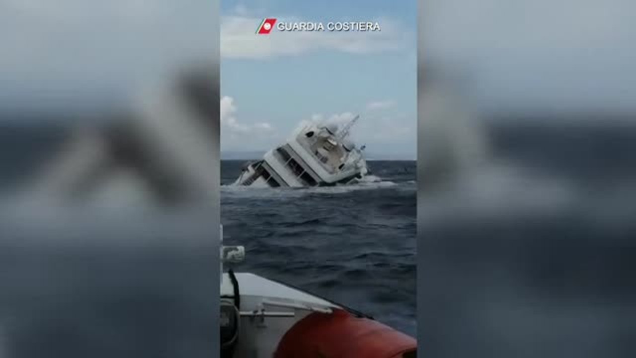 Imágenes del rápido hundimiento de un yate de lujo frente a las costas de Italia