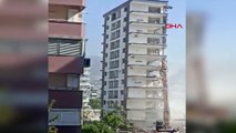 İzmir depreminde hasar gören binanın yıkımı sırasında çökme yaşandı!