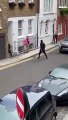 فيديو يوثق لحظة مرعبة... اعتداء لصين مسلحين على زوجين في بريطانيا