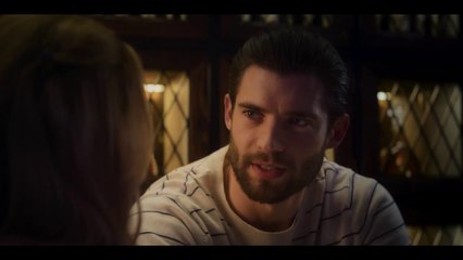 Look Both Ways / Kiss Scenes — Natalie and Jake (Lili Reinhart and David Corenswet)