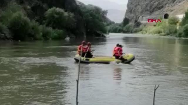 NEHİRDE ÇAMURA SAPLANAN İNEKLERİ AFAD VE JAK EKİPLERİ KURTARDI
