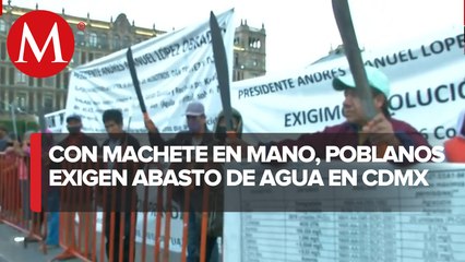 Con machete en mano se manifiestan habitantes de Puebla frente a Palacio Nacional