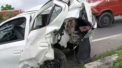 डंपर से टकराकर पलटी कार, सीटों के नीचे फंसने से पति-पत्नी सहित तीन की मौत