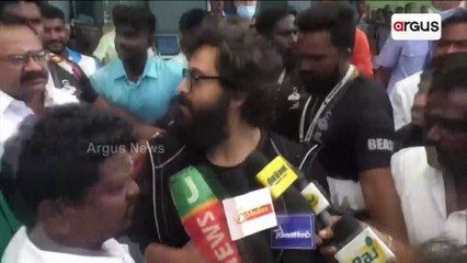 Chiyaan Vikram Fans crowd Trichy airport to see Actor