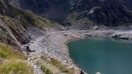 Emergenza climatica, la siccità trasforma i laghi delle Alpi in pozze d'acqua
