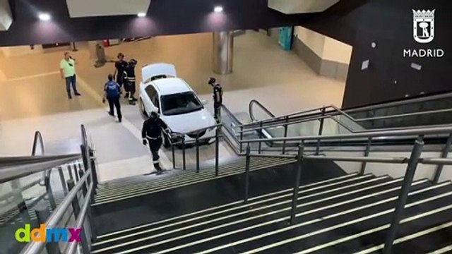 Roba vehículo y termina empotrado en escaleras eléctricas del Metro
