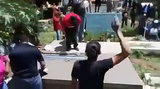 Miembros de la Ultra Fiel llegan a dar el último adiós a barrista asesinado en el Estadio Nacional