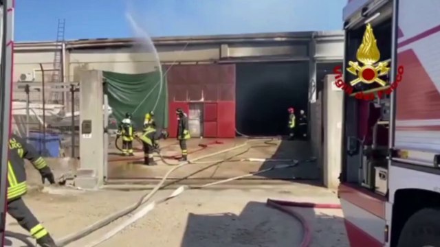 Sassari, pompieri in azione per incendio in un rimessaggio nautico