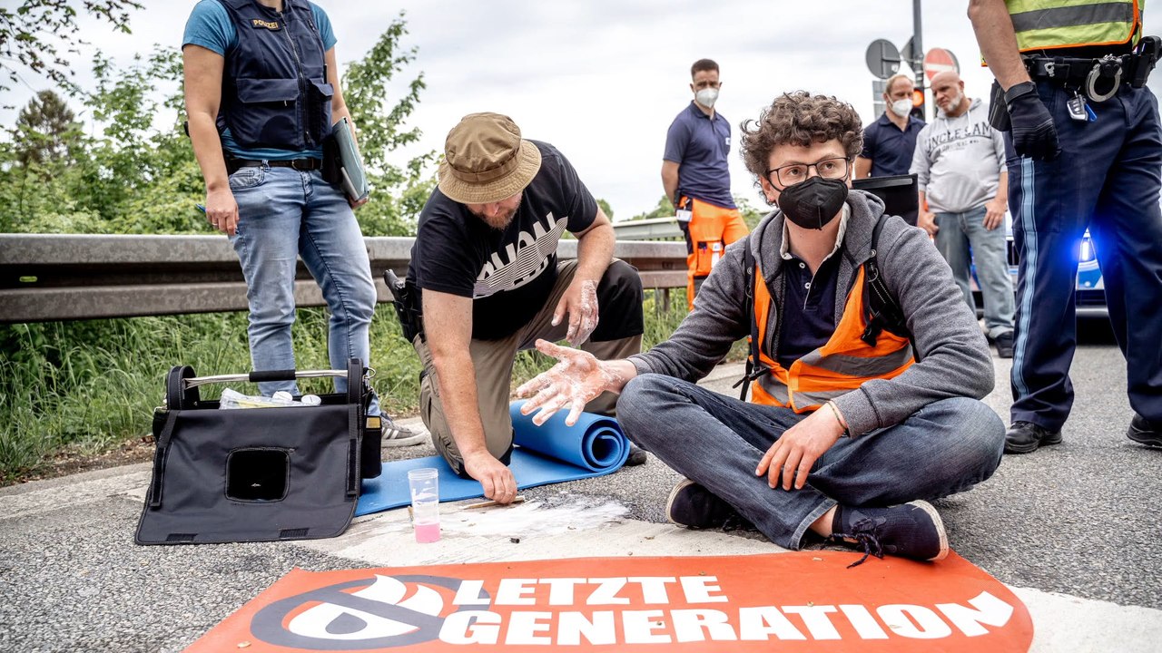 Dresden: Klimaaktivisten kleben sich an 