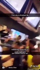 Des racailles envahissent un Mcdonald's pour le piller à Nottingham en Angleterre