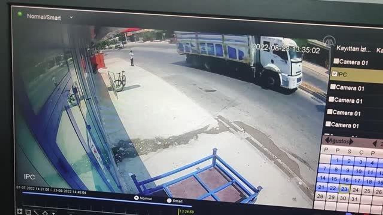 İş yerinin önündeki kişi, kamyonun çarpması sonucu yaralandı