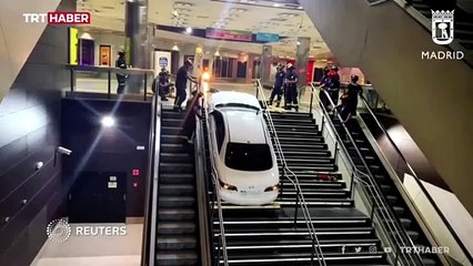 Çaldığı otomobille metro istasyonu merdivenlerine sıkıştı