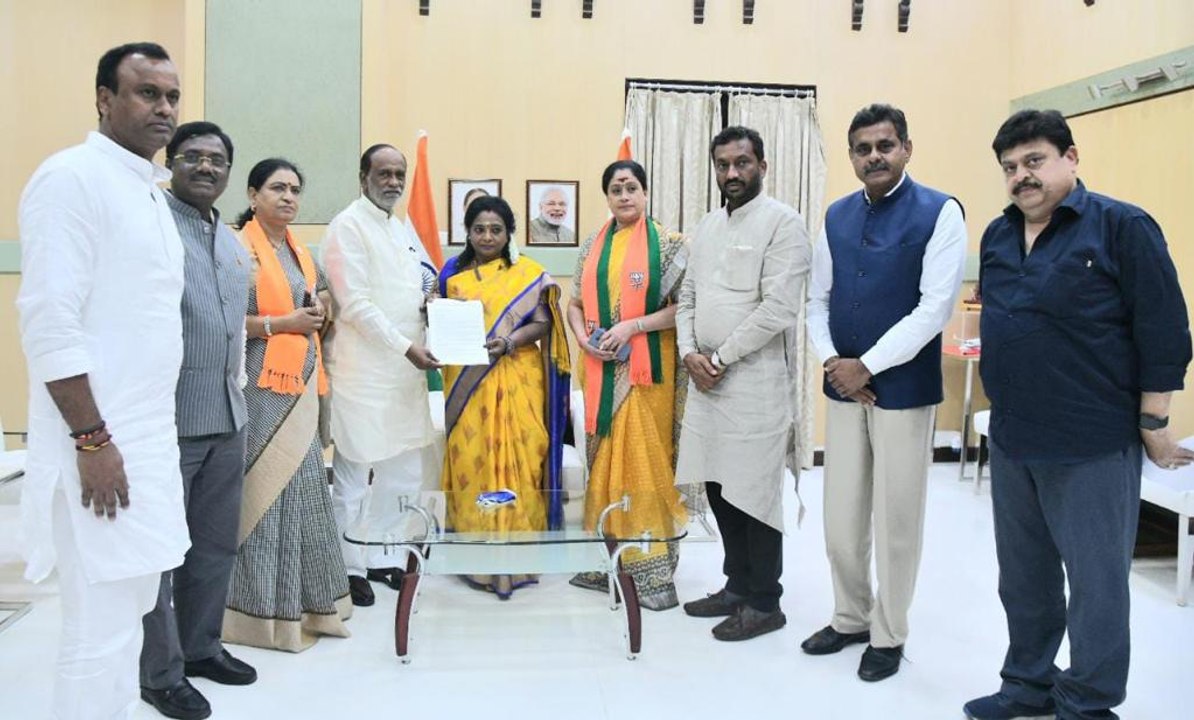 బండి సంజయ్ అరెస్ట్ పై గవర్నర్ ను కలిసిన బీజేపీ నాయకులు