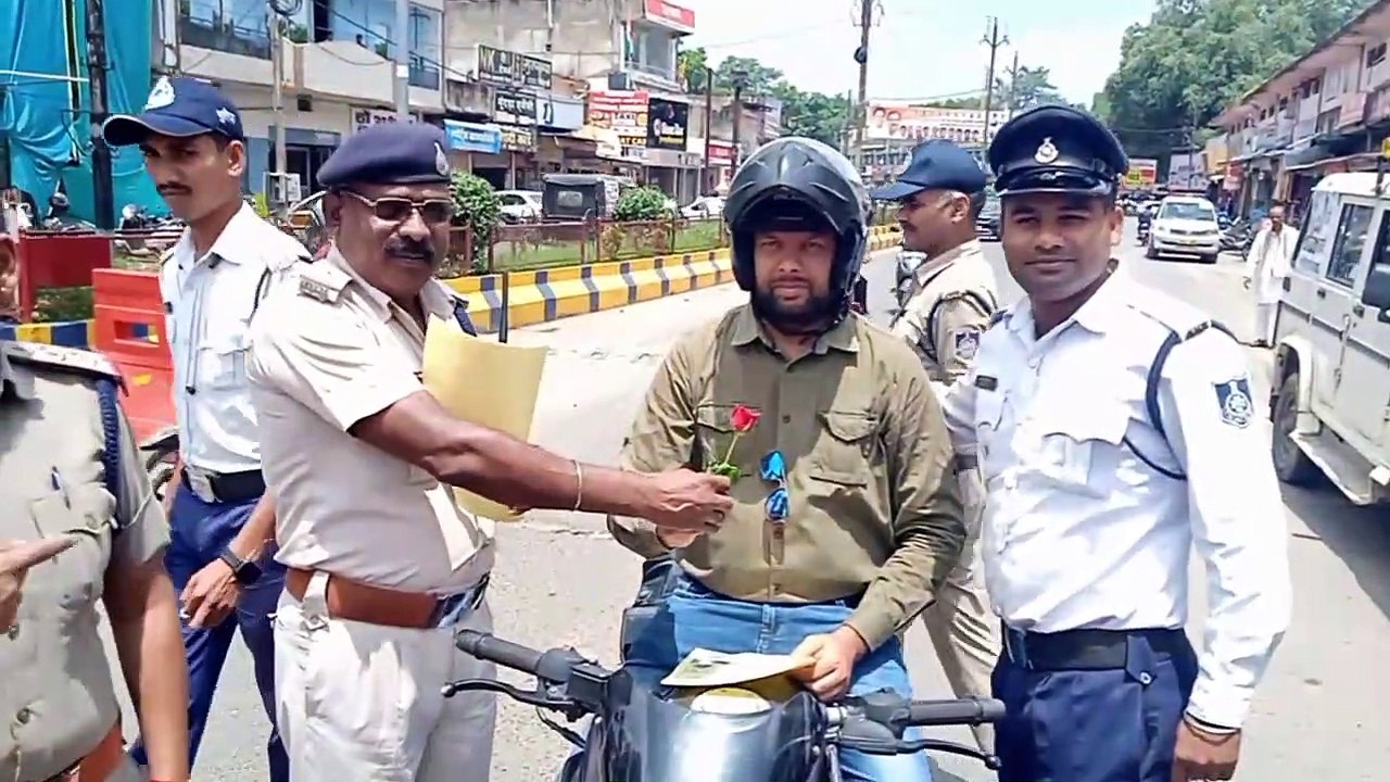 Video Story : ट्रैफिक रूल्स तोडऩे पर यहां ऐसी सजा, तती पकड़वाकर चौराहे पर कराया खड़ा
