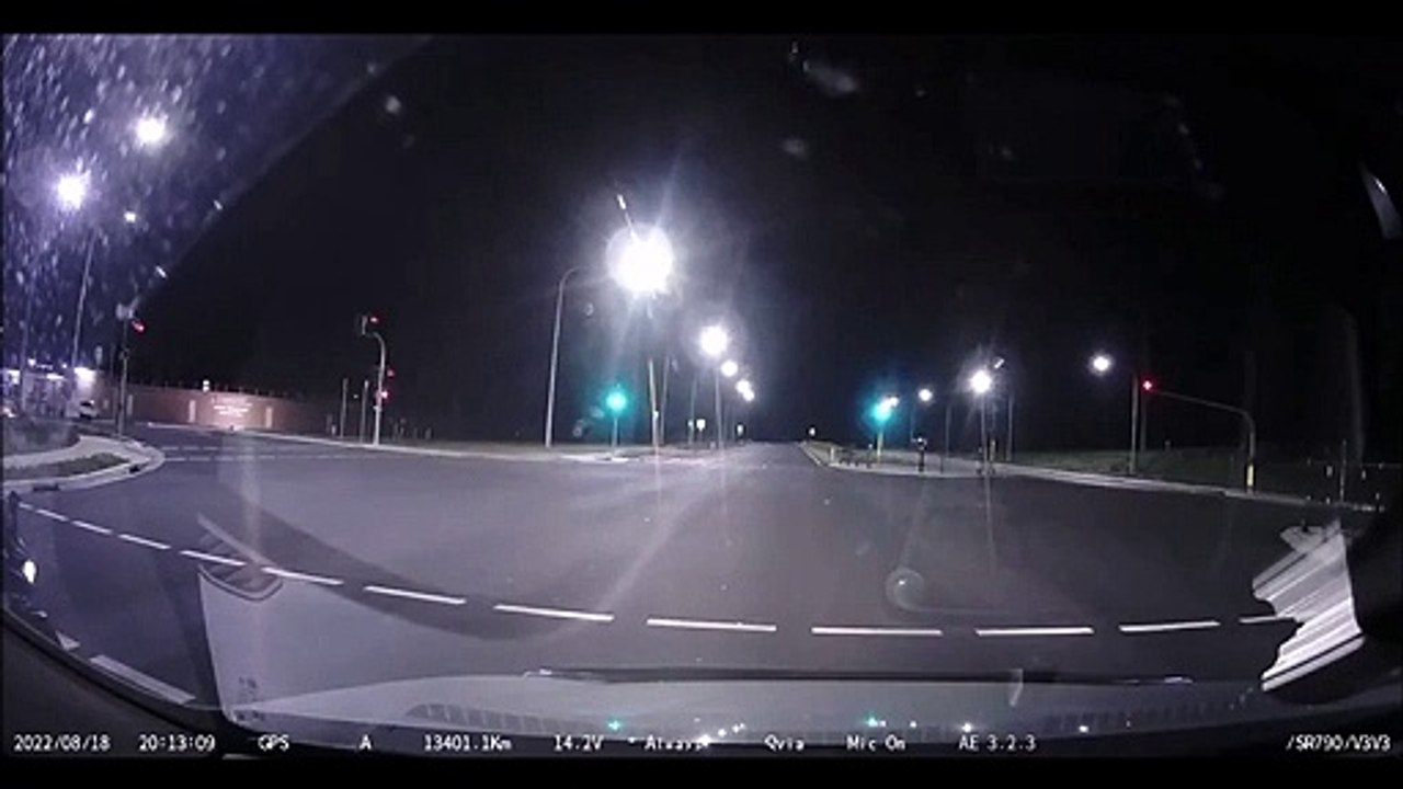 Ce biker tente une roue arrière au feu rouge......