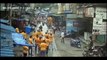 Changer les lampes dans la rue en Inde... métier risqué
