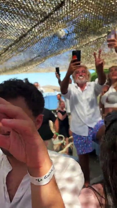 Elton John fait une apparition à "La Guérite" à Cannes