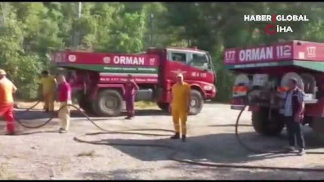 Marmaris'te yangın paniği! Alevler içindeki tekneye böyle müdahale ettiler