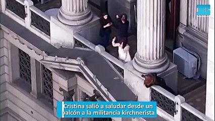 Cristina salió a saludar desde un balcón a la militancia kirchnerista